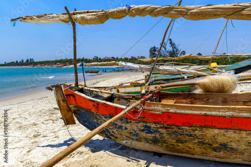 Pirogues    balancier sur une plage de Madagascar