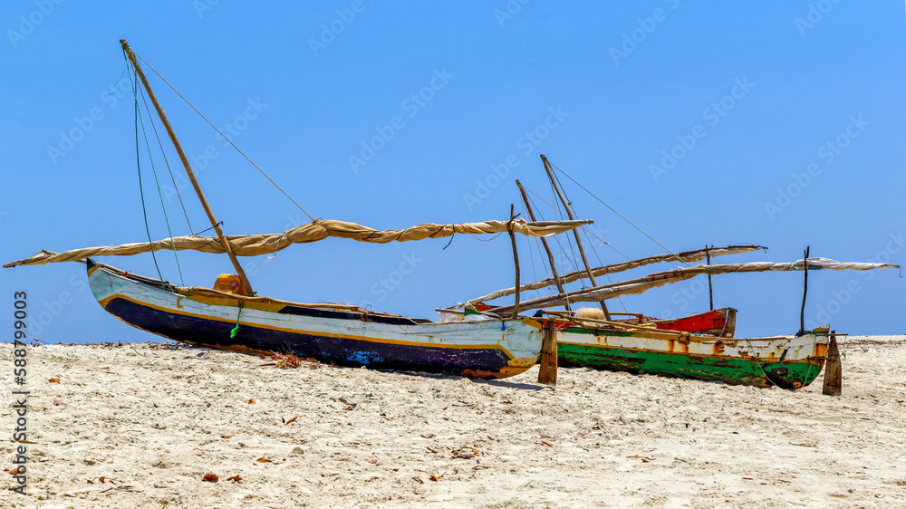 Pirogues à balancier sur une plage de Madagascar Pirogues à balancier sur une plage de Madagascar