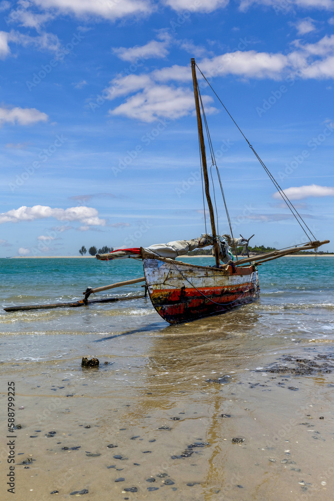 Pirogue à balancier sur une plage de Madagascar Pirogue à balancier sur une plage de Madagascar