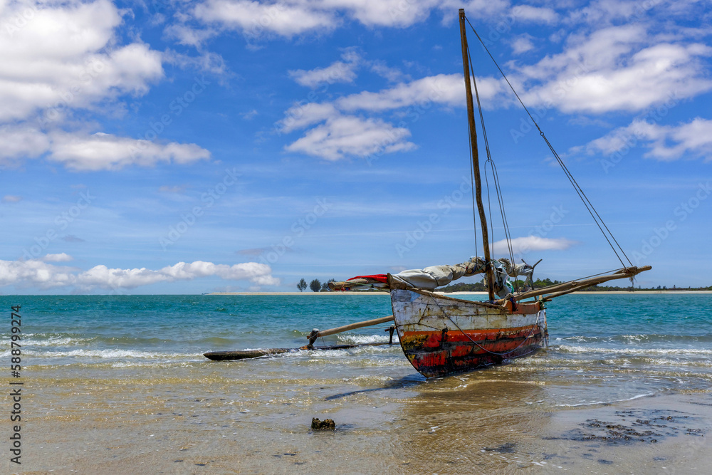 Pirogue à balancier sur une plage de Madagascar Pirogue à balancier sur une plage de Madagascar