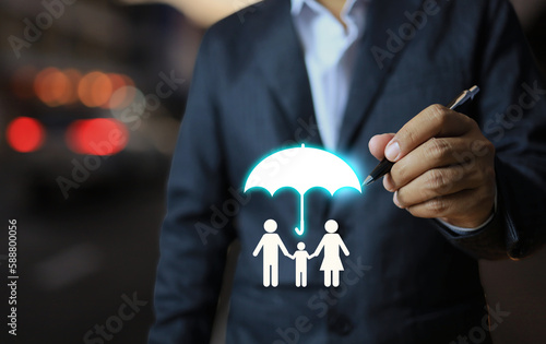 фотографія Life insurers use umbrellas to protect family members by making life insurance a worthwhile investment