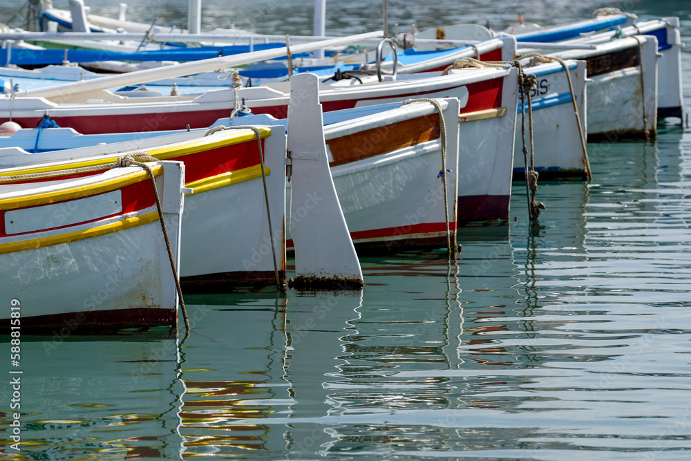 Bateaux de pêche méditerranéens amarrés dans un port