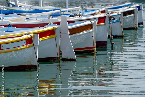 Bateaux de pêche méditerranéens amarrés dans un port