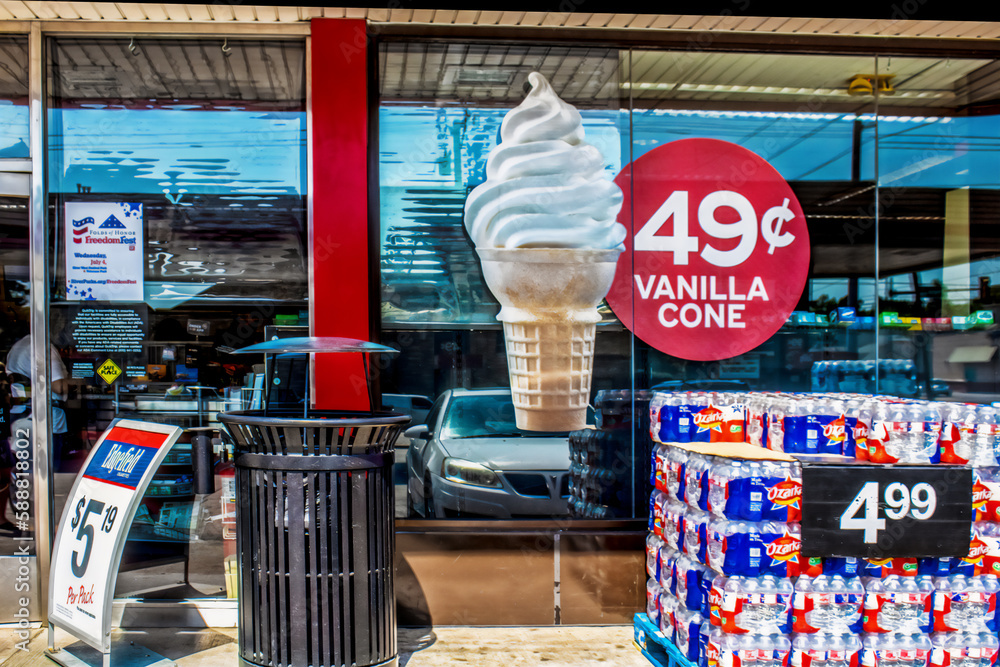 2018_06_09_Tulsa USA Glass Front of convience store with reflections