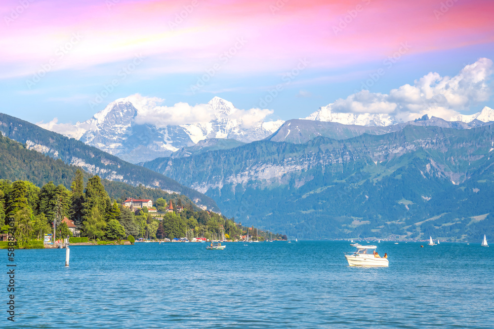 Blick auf den Thuner See, Eiger, Jungfrau und Mönch, Schweiz 
