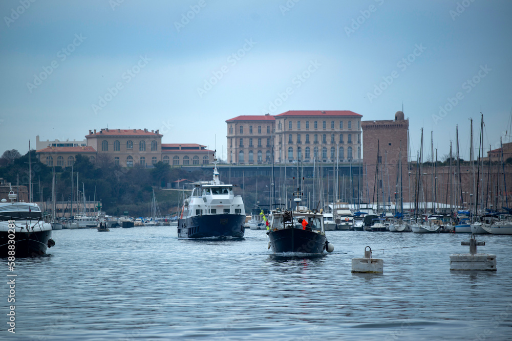 Obraz premium Bateaux naviguant dans le Vieux-Port de Marseille