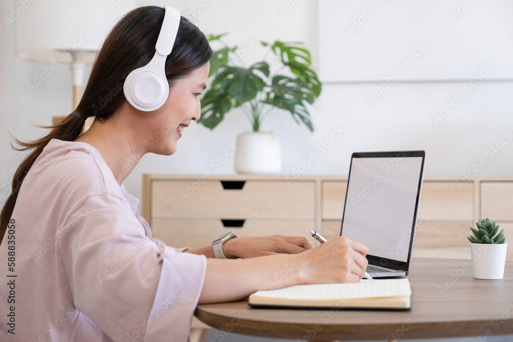 Online learning can be a powerful tool for women who are looking to advance their careers or switch to a new field.