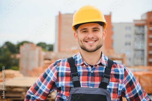 Foto construction mason worker bricklayer installing red brick with trowel putty knife outdoors