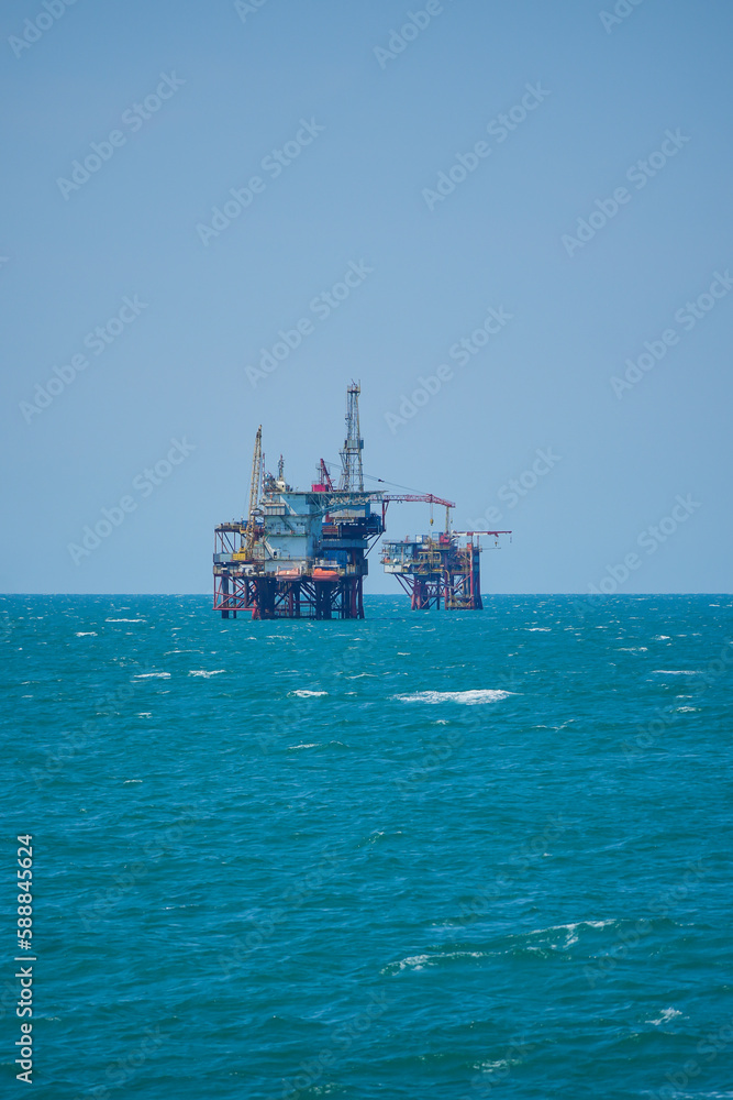 Oil or gas drilling platform