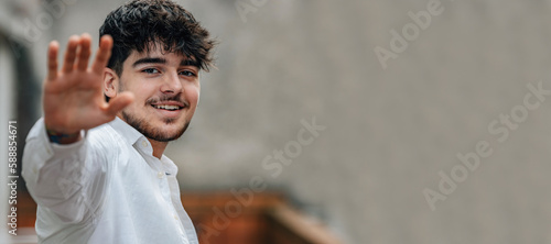 Foto portrait of young male in the street saying goodbye or greeting