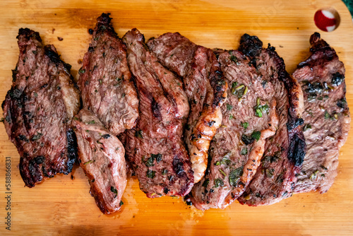 Filete de picaña asada con silantro en tabla de madera