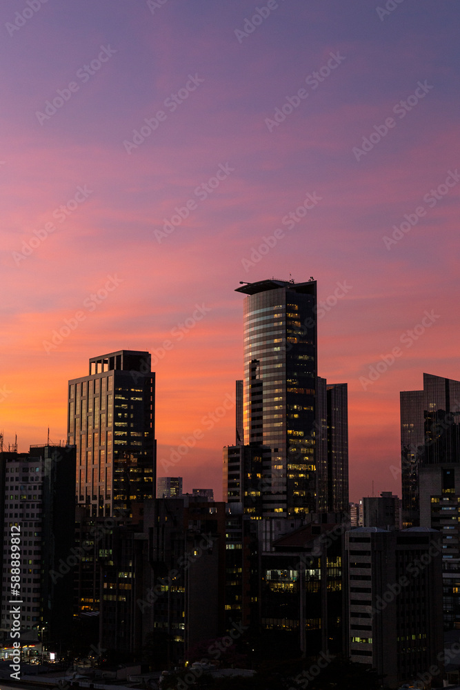 Vista do pôr do sol com os Edifício dos  bairros da Vila Olimpia e Itaim Bibi, São Paulo, Brasil
