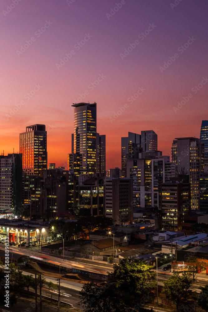 Fototapeta premium Vista do pôr do sol com os Edifício dos bairros da Vila Olimpia e Itaim Bibi, São Paulo, Brasil