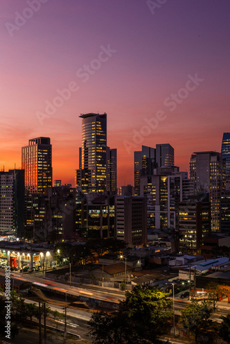 Vista do pôr do sol com os Edifício dos bairros da Vila Olimpia e Itaim Bibi, São Paulo, Brasil