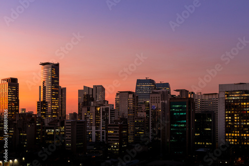 Vista do pôr do sol com os Edifício dos bairros da Vila Olimpia e Itaim Bibi, São Paulo, Brasil