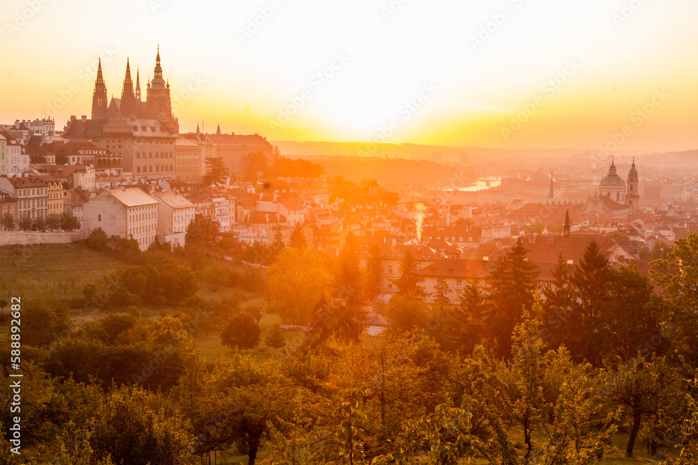 Naklejka premium Early morning view of St. Vitus cathedral and the Lesser Side in Prague, Czech Republic