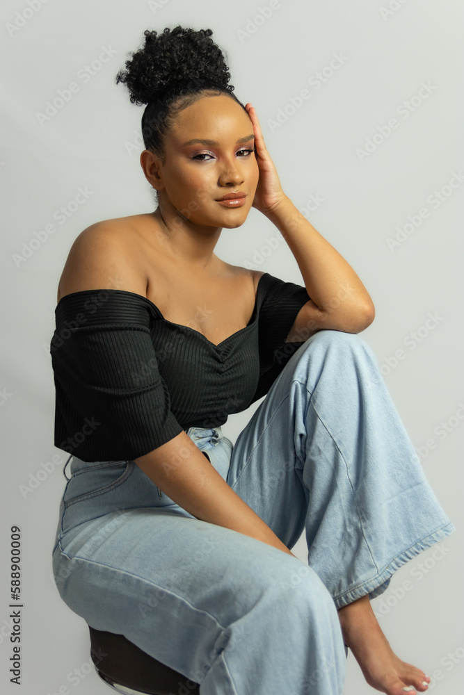 Obraz premium full frame of a black woman posint sitting