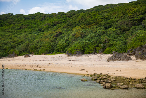 沖縄県八重瀬町具志頭の玻名城ビーチの海と砂浜の風景