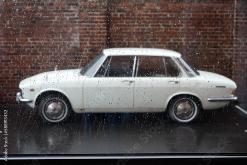 Fotografija Blick aus dem Fenster auf eine weiße japanische Limousine der Sechzigerjahre und