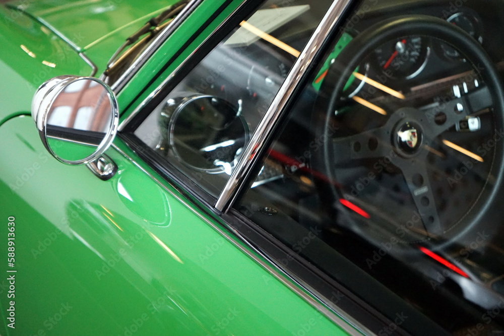 Interieur mit Sportlenkrad eines Sander Porsche 911 FModell Umbau mit