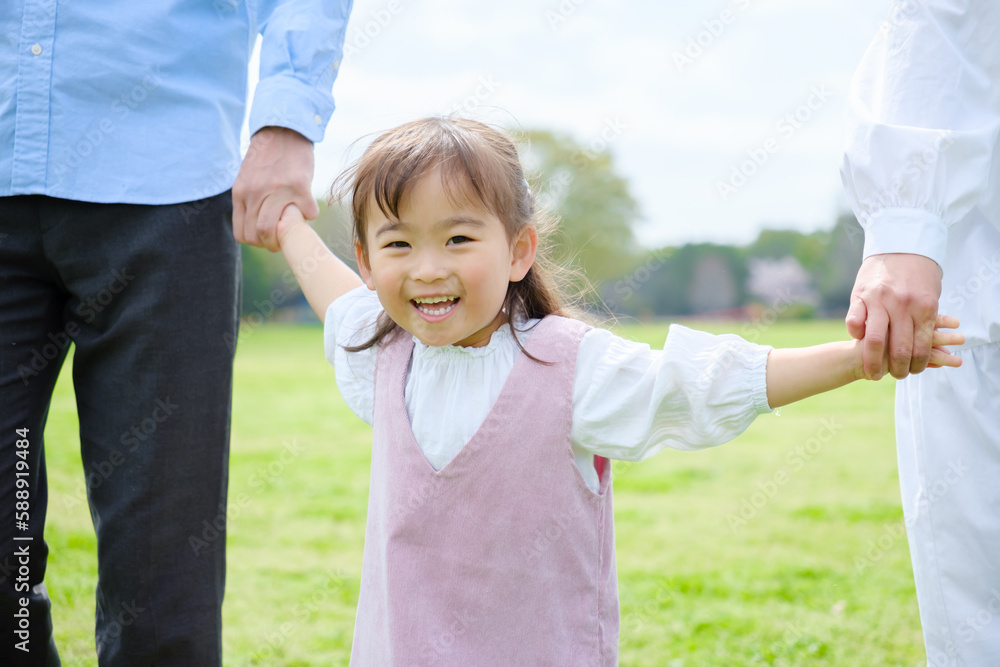 Fototapeta premium 公園で手を繋ぐ親子