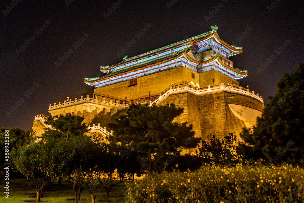 Obraz premium Night view of the Archery tower of Zhengyangmen (Gate of the Zenith Sun) in Beijing, China