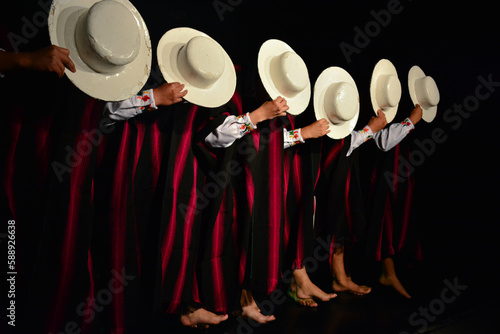 Sombreros y ponchos de Saraguro photo