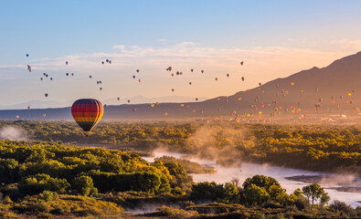 Acrylglasbilder Ballon Ballon Fiesta Albuquerque bei Sonnenaufgang  © Emeric's Timelapse