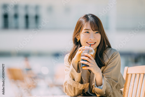 Tableau sur toile テラス席でコーヒーを飲む笑顔の日本人女性
