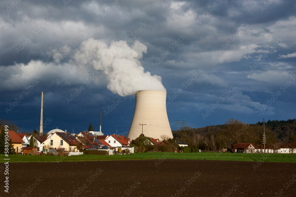 Kernkraftwerk vor Gewitterwolke