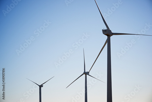 Silhouettes of windmills for the production of energy © WINDCOLORS