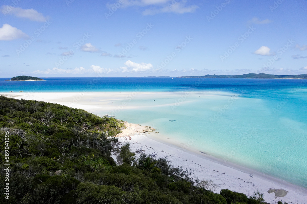 Sunny day at the whitehaven beach in Whinsundays