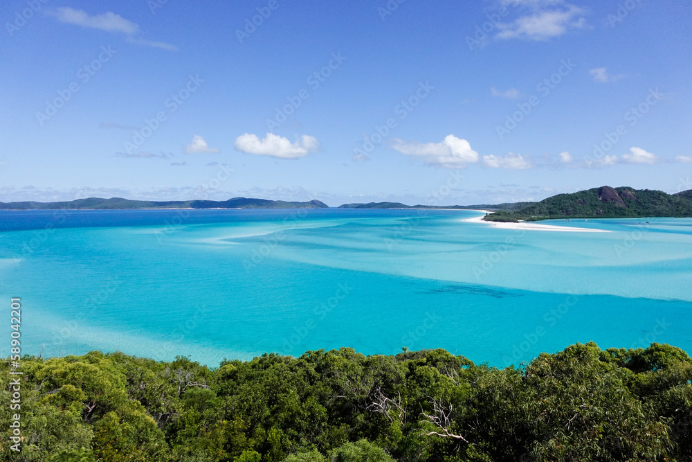 Sunny day at the whitehaven beach in Whinsundays