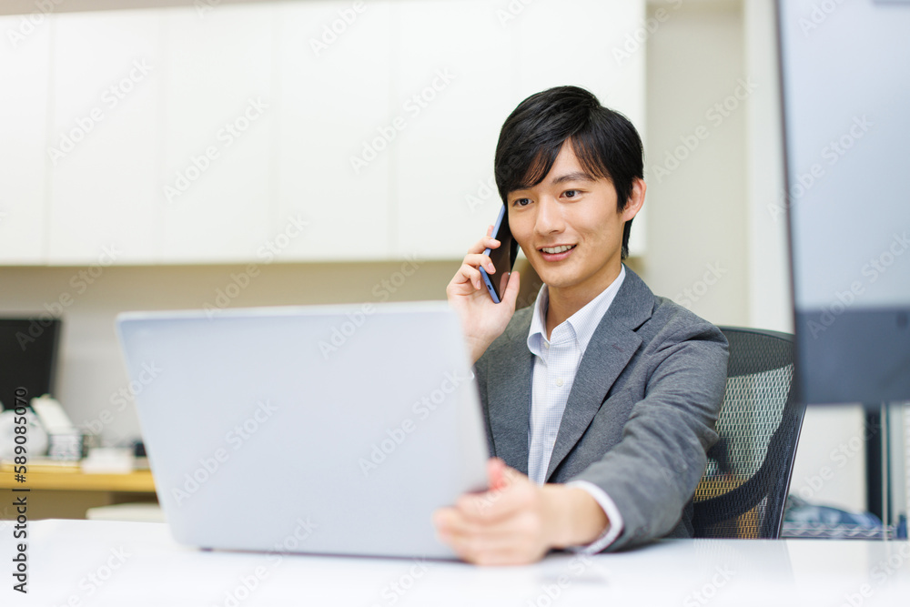 電話をするビジネスマン