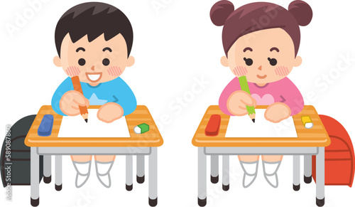 学校の机で勉強する小学生の男女