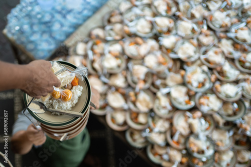 a man prepares takjil food at the jogokariyan mosque photo