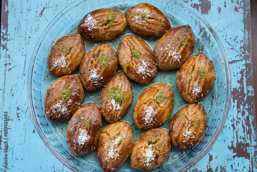 Obraz premium Turkish Dessert Background Photo, Traditional Turkish Pistachio Sugarpare (Fistikli Sekerpare) Photo, Üsküdar Istanbul, Turkey