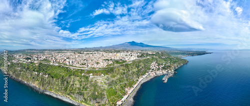 Panoramica dall'alto sulla Timpa di Acireale e Santa Maria la Scala con vulcano Etna