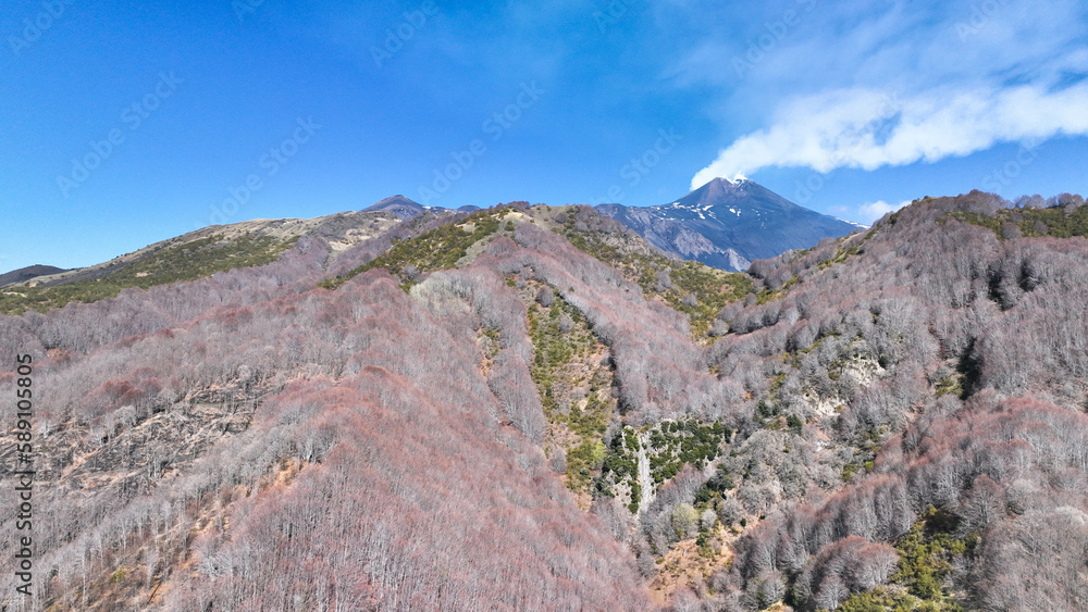 Etna -panorama sul  cratere del vulcano con cielo blu  - punto di interesse turistico in Sicilia