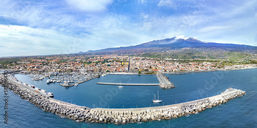 Foto Sicilia - vista aerea  di Riposto dall'alto sul porto con Etna sullo sfondo e ci
