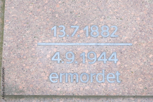 FU 2022-07-15 LeipStadt 405 Datum von Geburt und Tod auf einem Grabstein