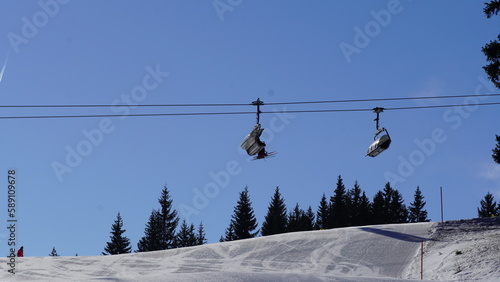 Skilift im Winter mit Schnee und Wolken im Hintergrund  © Timm