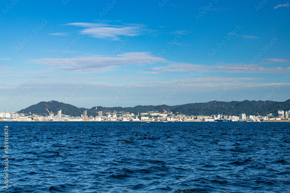 空港島から兵庫区・長田区・須磨区方面を眺める　左後方の山は須磨区の鉢伏山、鉄拐山