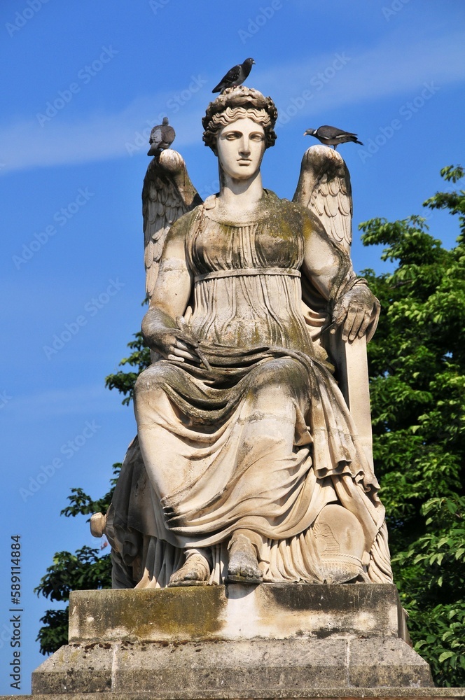 Obraz premium Pigeons on angel sculpture in Jardin des Tuileries, Paris, France