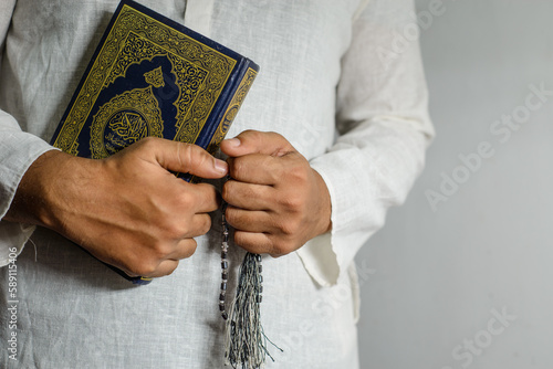 Εκτύπωση καμβά Man Holding the holy quran