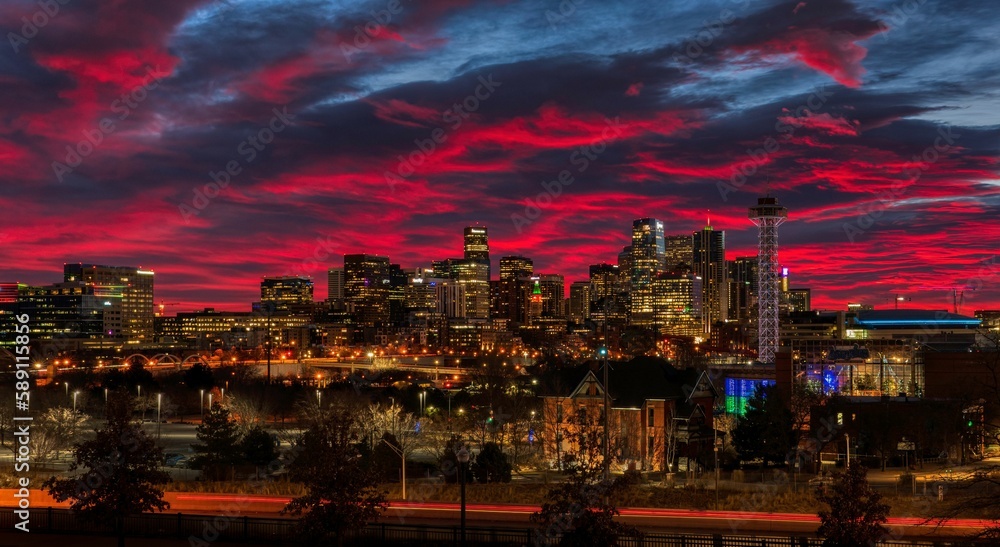 Obraz premium Mesmerizing shot of the cityscape of Denver during the sunset in purple, pink and blue tones