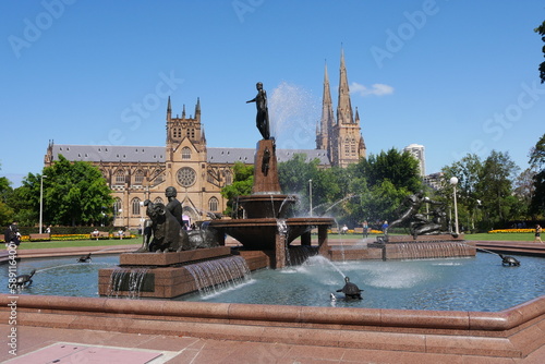 Archibald Brunnen im Hyde Park in Sydney vor der Kirche St Marys Cathedral