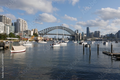 Boote vor der Harbour Bridge in Sydney