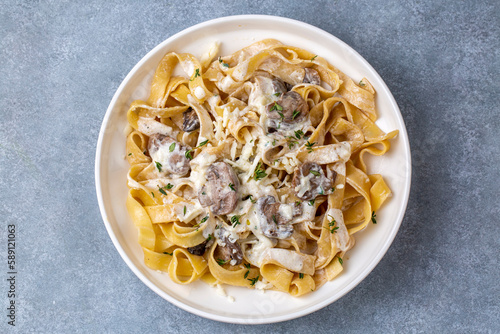 Obraz na płótnie Homemade Italian fettuccine pasta (Fettuccine al Funghi Porcini) with mushroom and cream sauce. Traditional Italian cuisine. w salonie