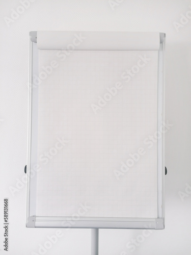 Flipchart leer vor weißer Wand